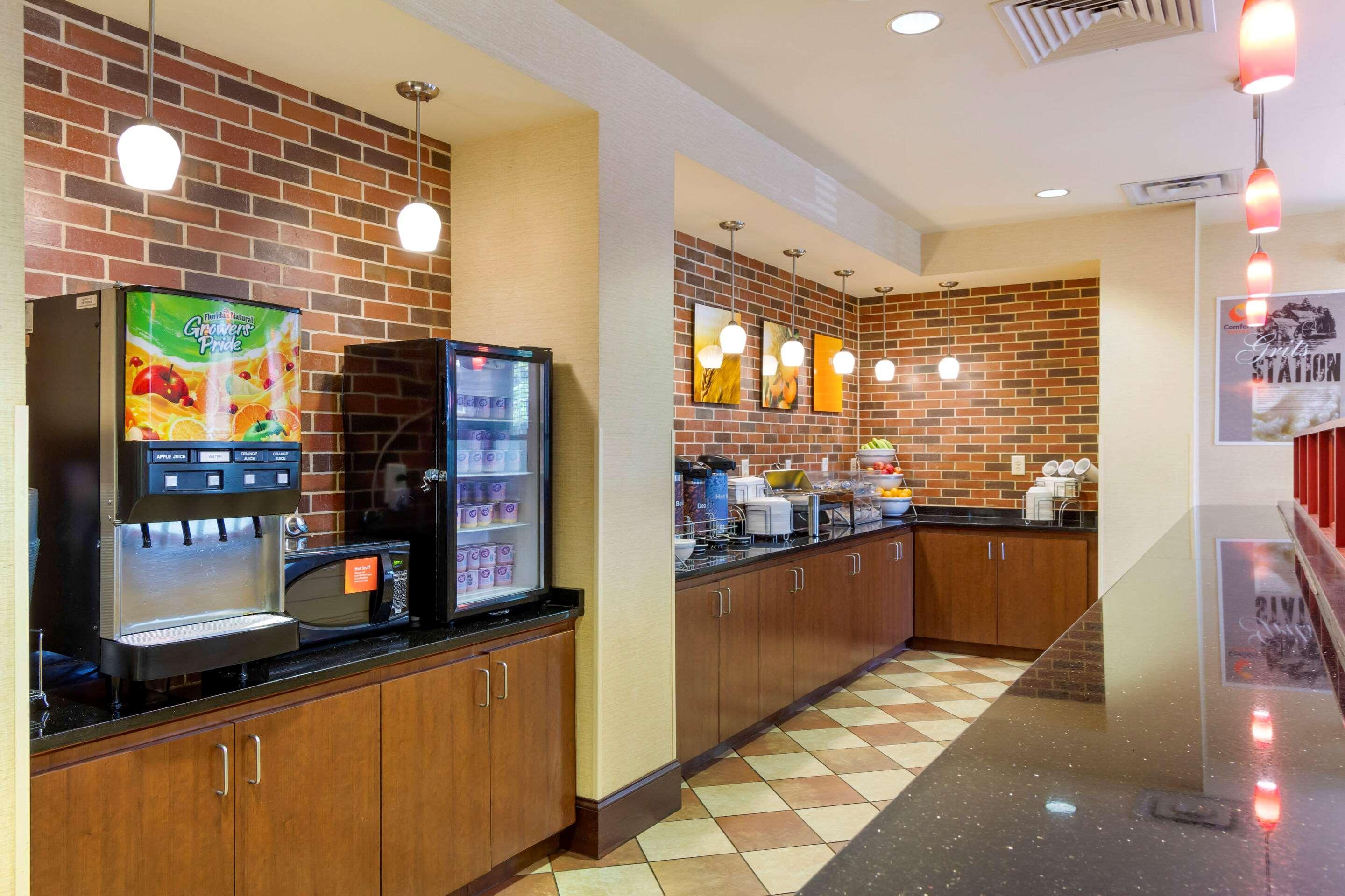Comfort Suites Charleston West Ashley Bagian luar foto